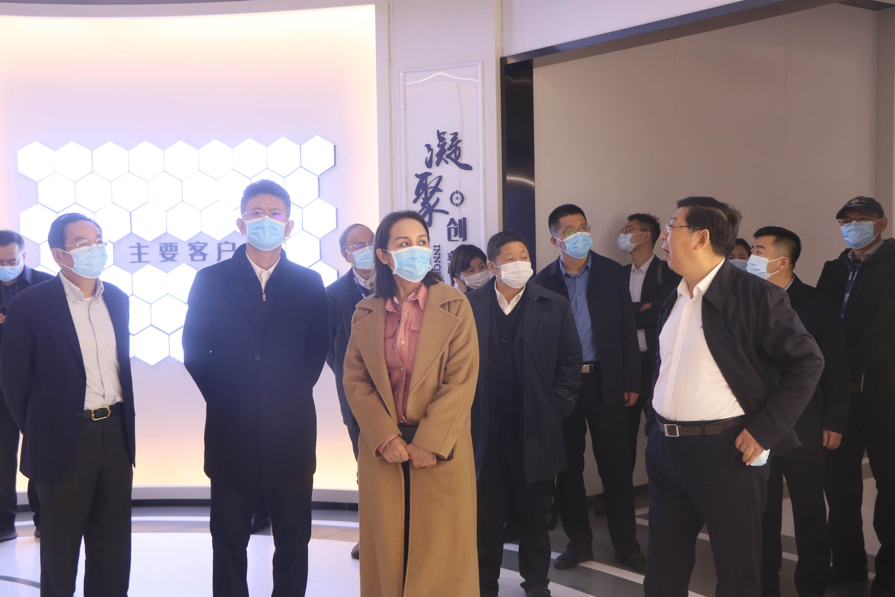  內(nèi)蒙古烏蘭察布市委副書(shū)記、市長(zhǎng)奇飛云調(diào)研南大光電(圖5)